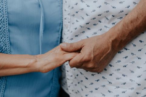 Holding Hands https://unsplash.com/@nanichavez