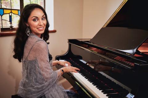 Jenny Feygin headshot with piano